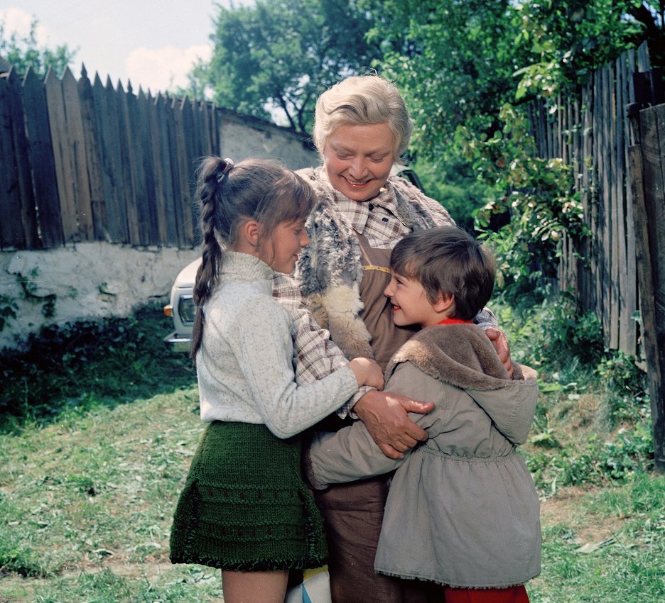 A classic TV series Secrets of a Wicker Basket / Tajemstvi Prouteneho Kosiku (1977) for all lovers of Czech series and Czech language
