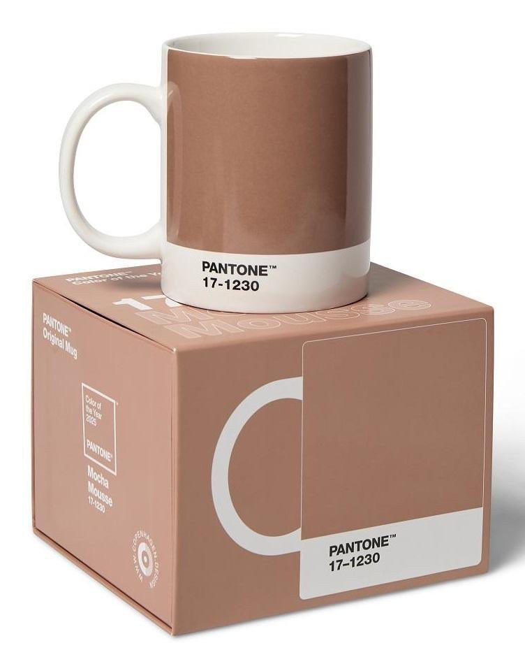 Pantone Hrnek - Mocha Mousse 17-1230 barva roku 2025