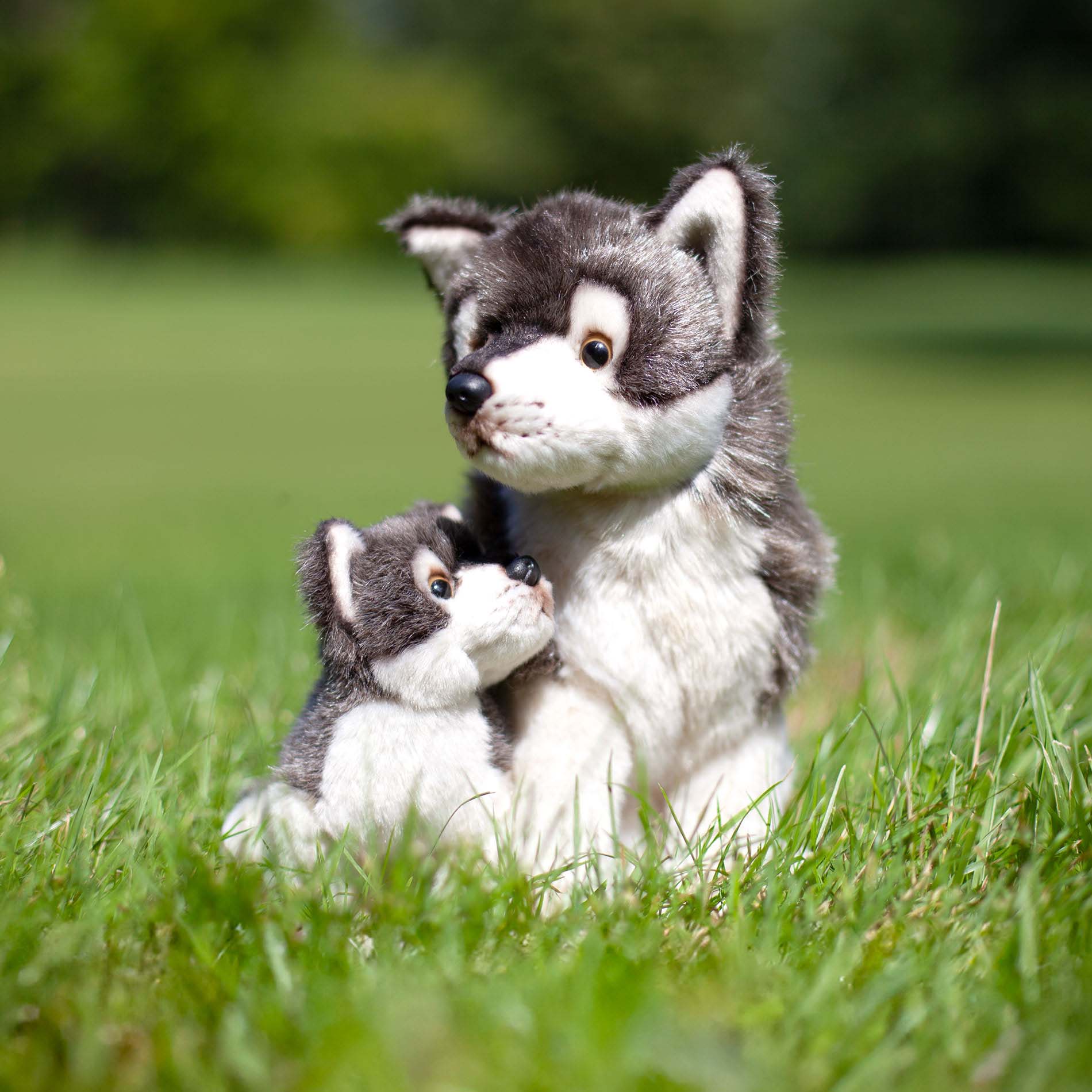 Eco-friendly plush wolf with cub 27 cm