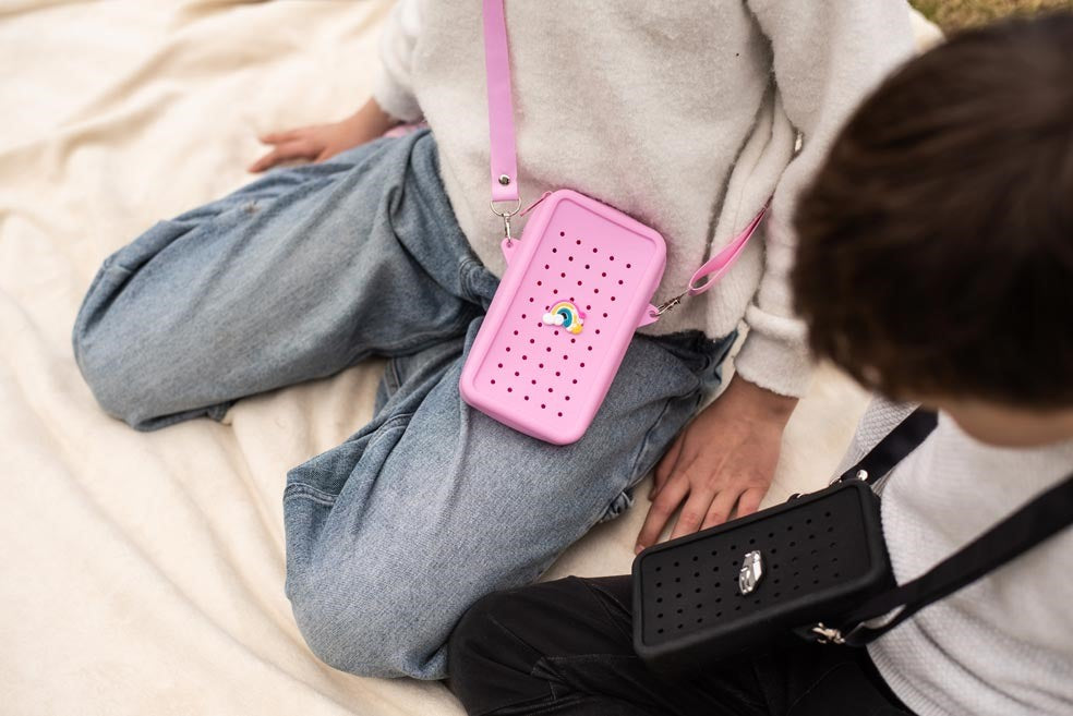 Gifty pink silicone crossbody bag with decorative pin