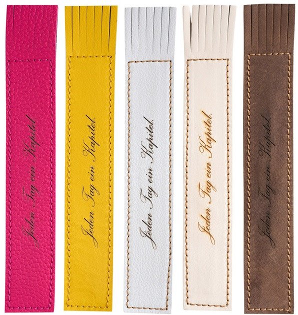 Kožená záložka se střapci Jeden Tag ein Kapitel