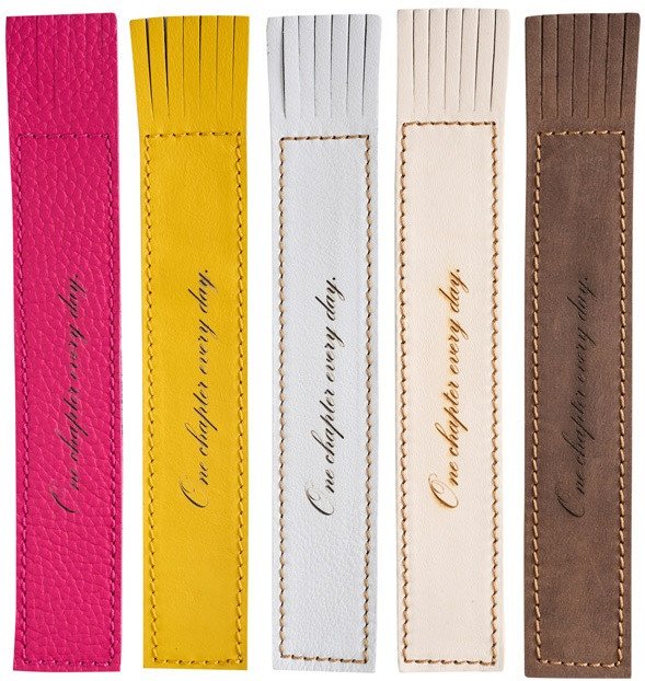 Kožená záložka se střapci One chapter every day