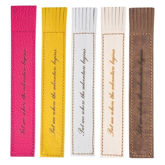 Kožená záložka se střapci Put me where the adventure begins