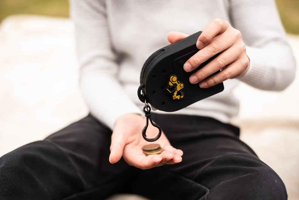 Gifty black silicone wallet with decorative pin